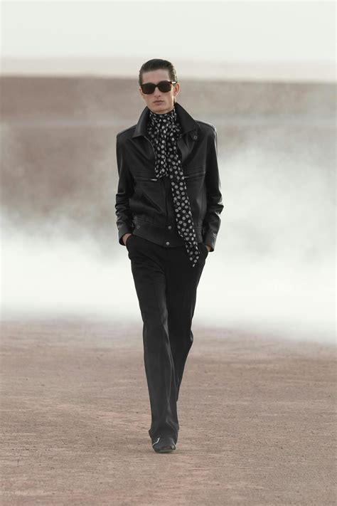 sfilata deserto ysl|Saint Laurent la Spring Summer 2023 uomo nel deserto.